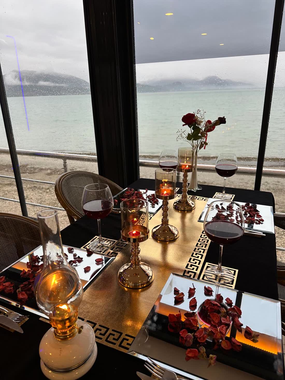 Kroisos Restaurant göl manzaralı salon
