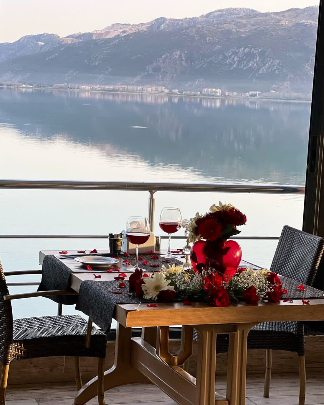 Göl kenarı balkon masası