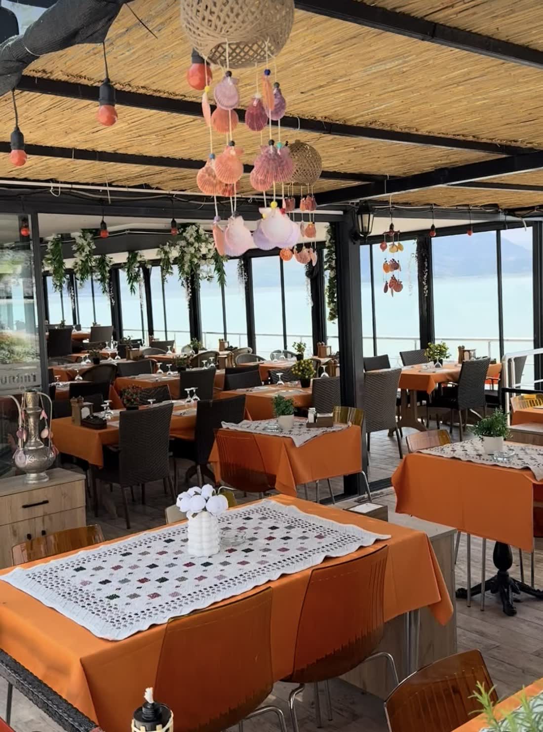 Aydınlık göl manzaralı salon